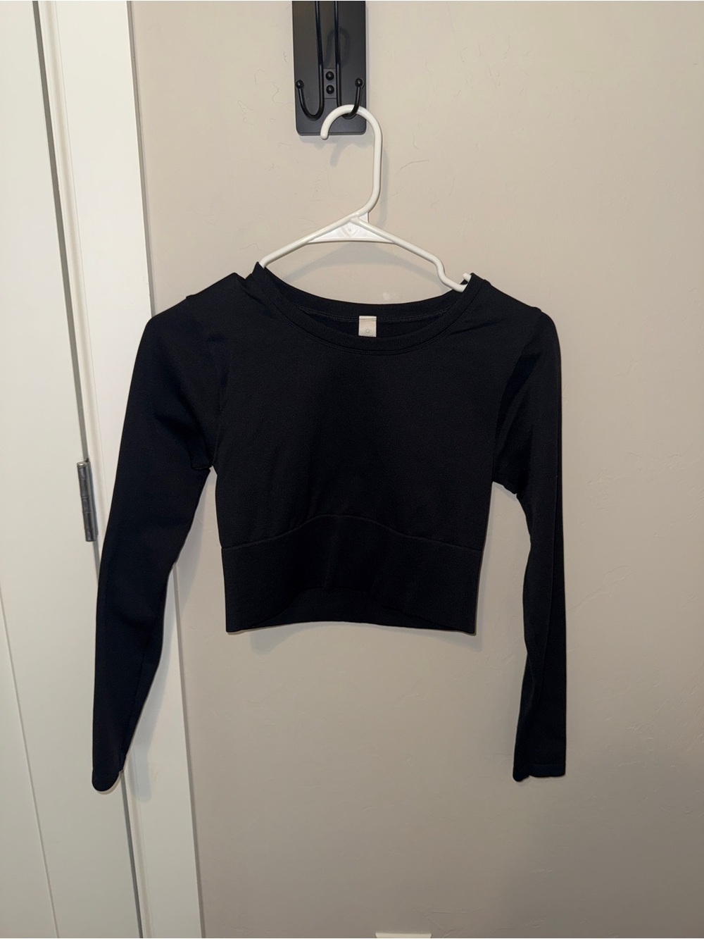 Women's Black Long-Sleeve Cropped Tee - Sleek Everyday Top